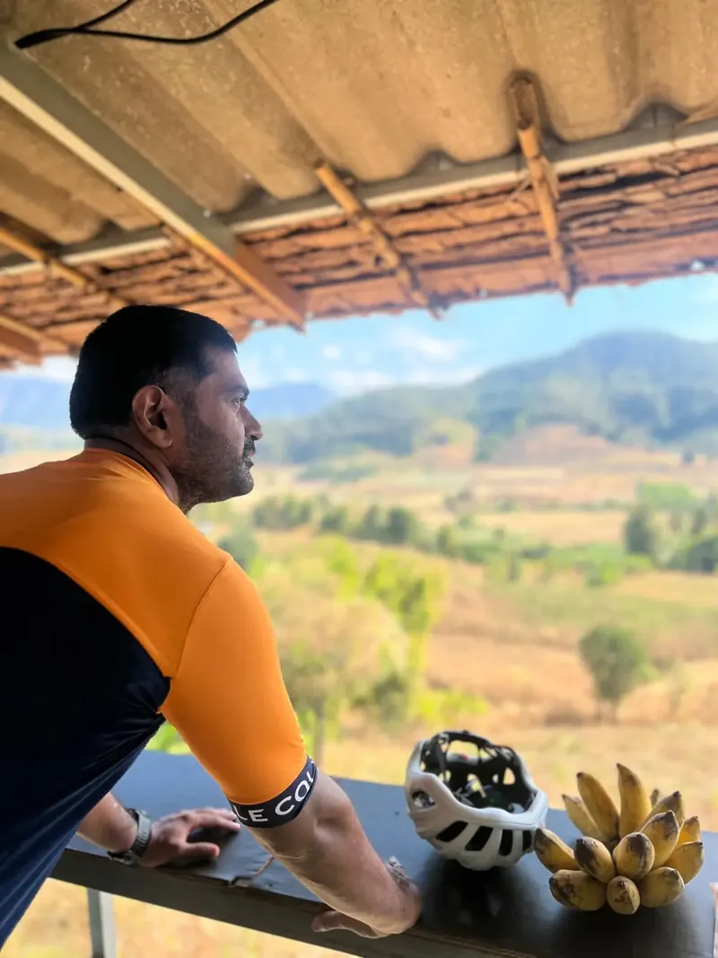 A break at a viewpoint exactly at the midpoint (49 km) as we ride from Mae Sariang to Khun Yuam!